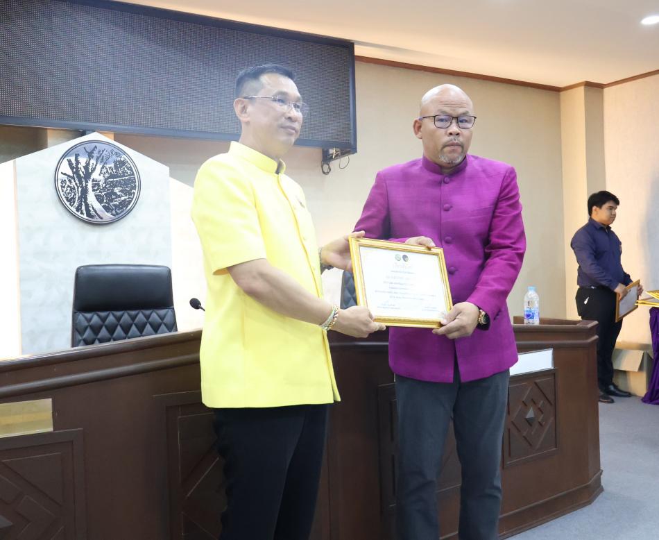 นายไพรวัลย์  ศรีจันทร์ นายกเทศมนตรีตำบลนาดูน
เข้ารับเกียรติบัตร จากนายวิบูรณ์ แววบัณฑิต ผู้ว่าราชการจังหวัดมหาสารคาม ซึ่งเทศบาลตำบลนาดูน ได้รับเกียรติบัตร ดังนี้