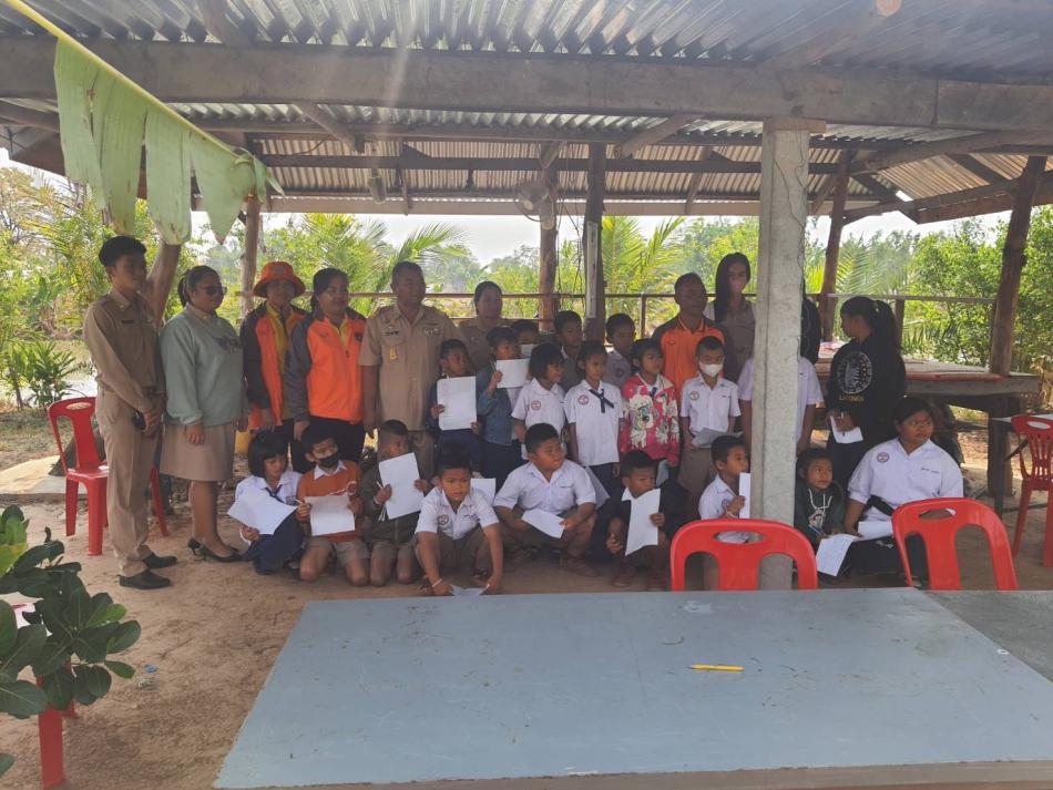 การให้ความรูในการเพิ่มทักษะการพัฒนากสิกรรมสู่ระบบเศรษกิจพอเพียงรูปแบบ โคก หนองนา (14 ภาพ)