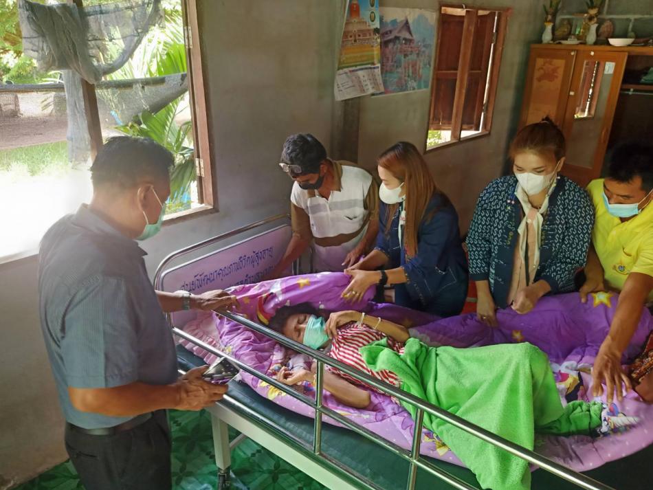  วันที่ 18 พฤษภาคม 2565 นายชัยวัฒน์  ชิณหา รองนายกเทศมนตรีตำบลนาดูน พร้อมด้วยเจ้าหน้าที่กองสาธารณสุขฯ เยี่ยมผู้ป่วยติดเตียง โดยนำเตียงปรับระดับ ที่นอนลมปัองกันแผลกดทับและอาหารเสริมนม แพมเพิส ไปมอบให้เพื่อเป็นกำลังใจให้ผู้ป่วยและญาติผู้ดูแล #ส่งมอบกำลังใจให้กันและกันความดีทำได้ไม่จำกัด# (8 ภาพ)