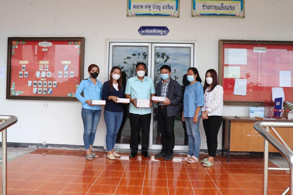 นายชัยวัฒน์ ชิณหา รองนายกเทศมนตรีตำบลนาดูน  พร้อมด้วยทีมงานกองสาธารณสุขและสิ่งแวดล้อมทต.นาดูน นำชุดตรวจ ATK ไปมอบให้กับโรงเรียนอนุบาลเทศบาลตำบลนาดูนและศูนย์พัฒนาเด็กเล็กเทศบาลตำบลนาดูน  (6 ภาพ)