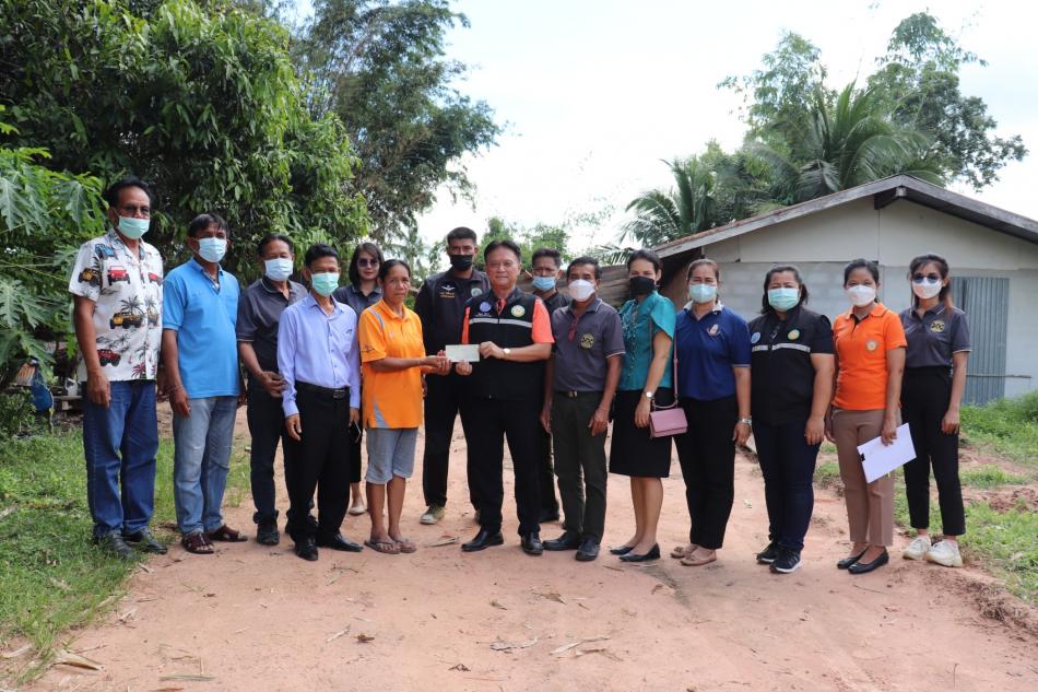 ลงพื้นที่ให้กำลังใจ พร้อมมอบเงินช่วยเหลือเยียวยา กรณีเกิดเหตุเพลิงไหม้บ้านเรือนประชาชน  บ้านหนองกลางโคก หมู่ที่ 10 (7 ภาพ)