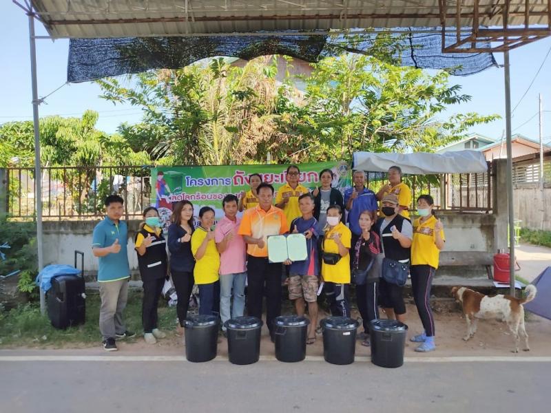 จัดกิจกรรมรวมพลังฝังถังขยะเปียกลดโลกร้อน โดยวันนี้ดำเนินการในพื้นที่บ้านหนองโนใต้ ตำบลนาดูน จำนวน 90 หลังคาเรือน (8 ภาพ)