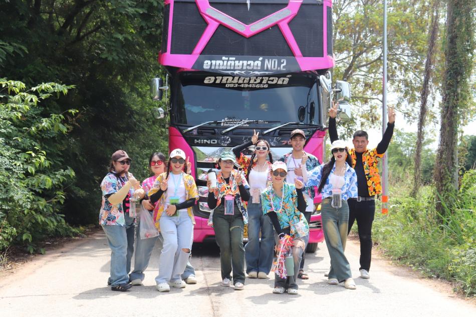 บรรยากาศขบวนแห่พระพุทธรูป และน้ำศักดิ์สิทธิ์ไปสรงพระบรมธาตุนาดูน พี่น้องชาวเทศบาลตำบลนาดู