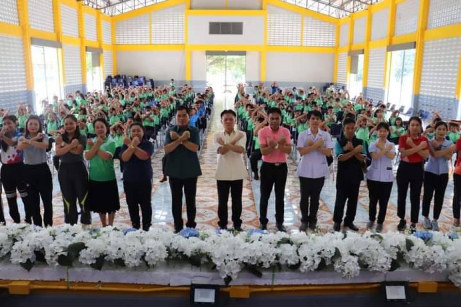 ร่วมพิธีเปิดโครงการฯ และร่วมลงนาม MOU การป้องกันและเฝ้าระวังปัญหายาเสพติดในสถานศึกษา ณ อาคารอเนกประสงค์โรงเรียนอนุบาลนครจัมปาศรี อ.นาดูน จ.มหาสารคาม การจัดโครงการอบรมฯ ครั้งนี้ เพื่อเสริมสร้างด้านสุขภาพของนักเรียนและแก้ไขปัญหาพฤติกรรมสุขภาพในโรงเรียน รวมไปถึงการควบคุมป้องกันโรคและฟื้นฟูสมรรถภาพของนักเรียนด้วย