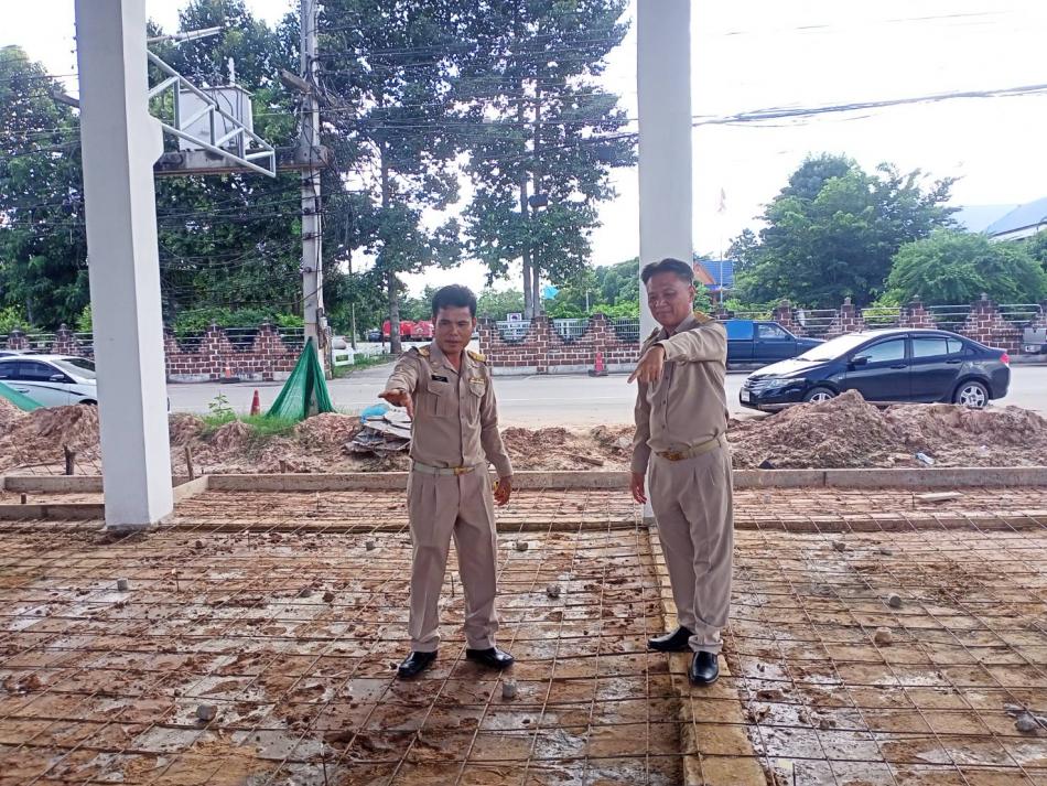ลงพื้นที่ตรวจงานโครงการก่อสร้างอาคารตลาดสดเทศบาลตำบลนาดูน เพื่อให้เป็นไปตามแบบรูปรายการ ก่อนทำการเทพื้นคอนกรีตเสริมเหล็กพื้นผิวตลาดต่อไป ทั้งนี้ ท่านนายกได้กำชับคณะกรรมการตรวจงาน วิศวกร และนายช่างผู้ควบคุมงาน
