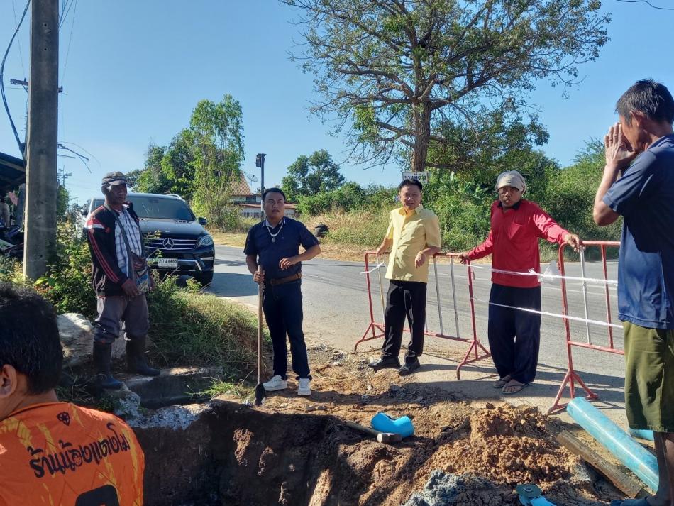 ลงพื้นที่ติดตามงานโครงการก่อสร้างถนนคอนกรีตเสริมเหล็ก ถนนเทศบาล 10 บ้านนาดูน หมู่ที่ 1 และงานซ่อมแซมท่อประปาที่แตกชำรุดเสียหาย