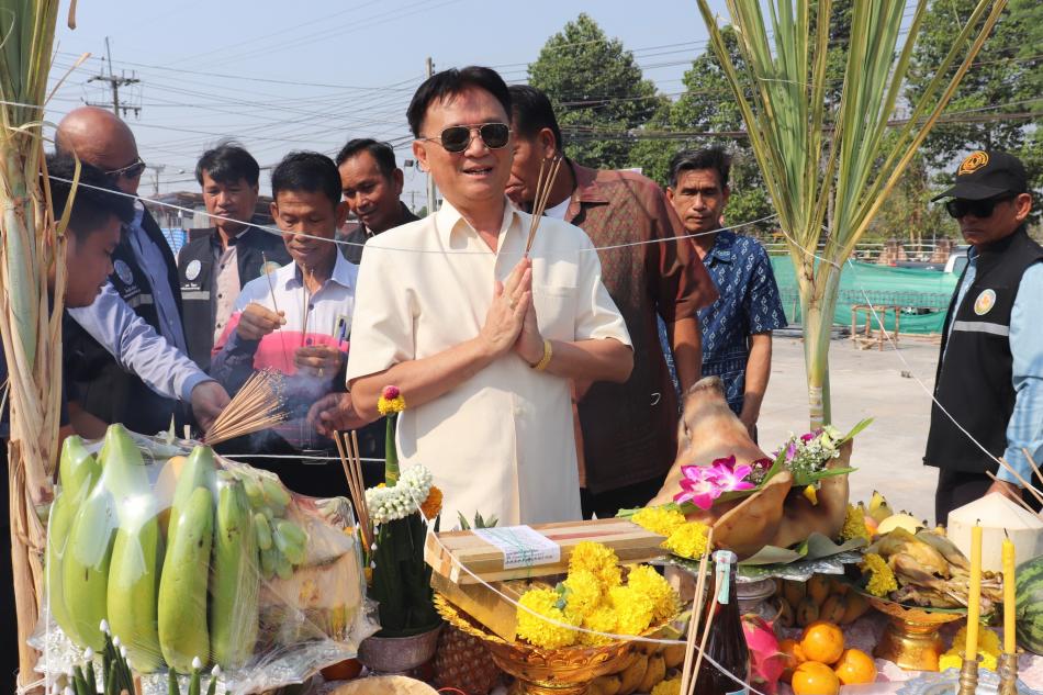 ร่วมพิธียกเสาเอก เสาโท  เพื่อความเป็นสิริมงคลในการเริ่มต้นการปลูกสร้างอาคารตลาดสดเทศบาลตำบลนาดูนหลังใหม่ (12 ภาพ)