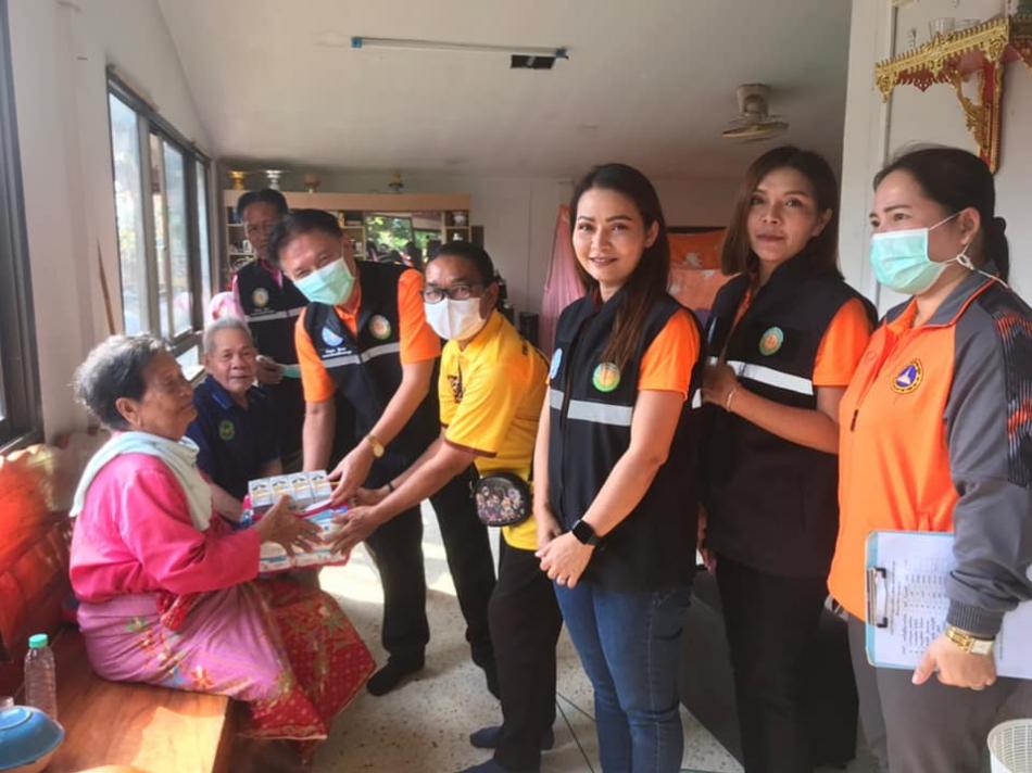 ลงพื้นที่เยี่ยมผู้ที่มีภาวะพึ่งพิงติดบ้านติดเตียง และมอบสิ่งของที่จำเป็นต้องใช้ตลอดจนให้กำลังใจผู้ป่วยและญาติผู้ดูแล (20 ภาพ)