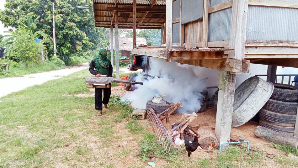 งานควบคุมโรค กองสาธารณสุขและสิ่งแวดล้อม ออกพ่นหมอกควันกำจัดยุงลายพาหะนำโรคไข้เลือดออก