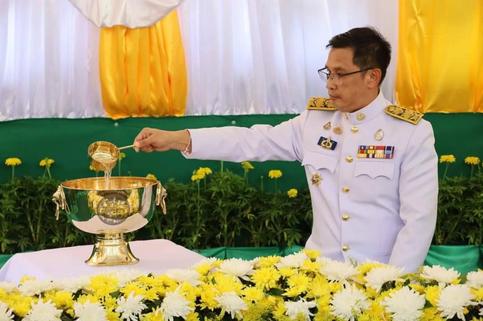 ประกอบพิธีพลีกรรมตักน้ำจากแหล่งน้ำศักดิ์สิทธิ์ (บ่อน้ำศักดิ์สิทธิ์ อ.นาดูน จ.มหาสารคาม)