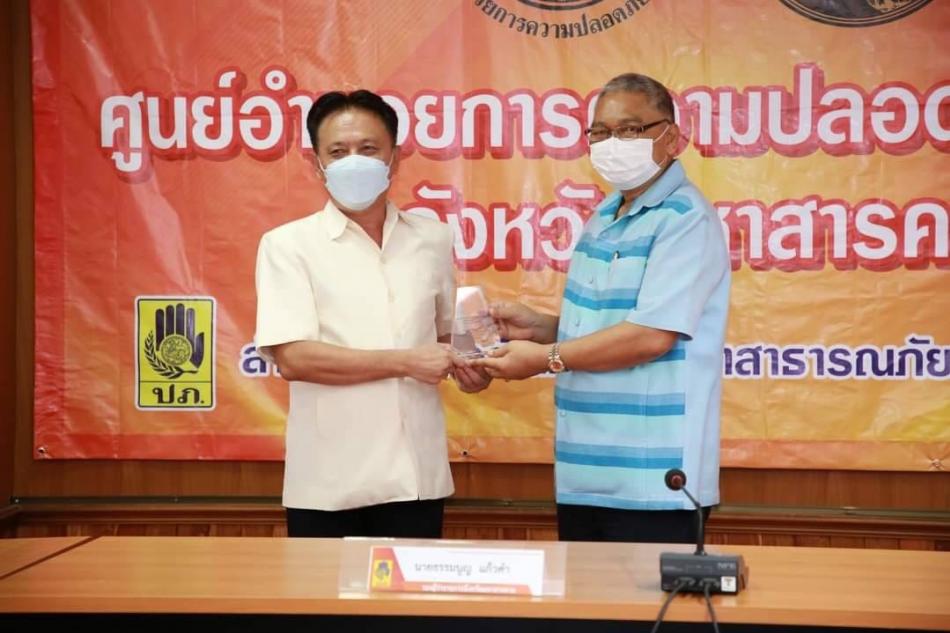 นายชัยยุทธ นียากร นายกเทศมนตรีตำบลนาดูน รับโล่ประกาศเกียรติคุณให้แก่บุคคลและหน่วยงานที่ร่วมโครงการ พัฒนากลไกจุดจัดการ (Node) 