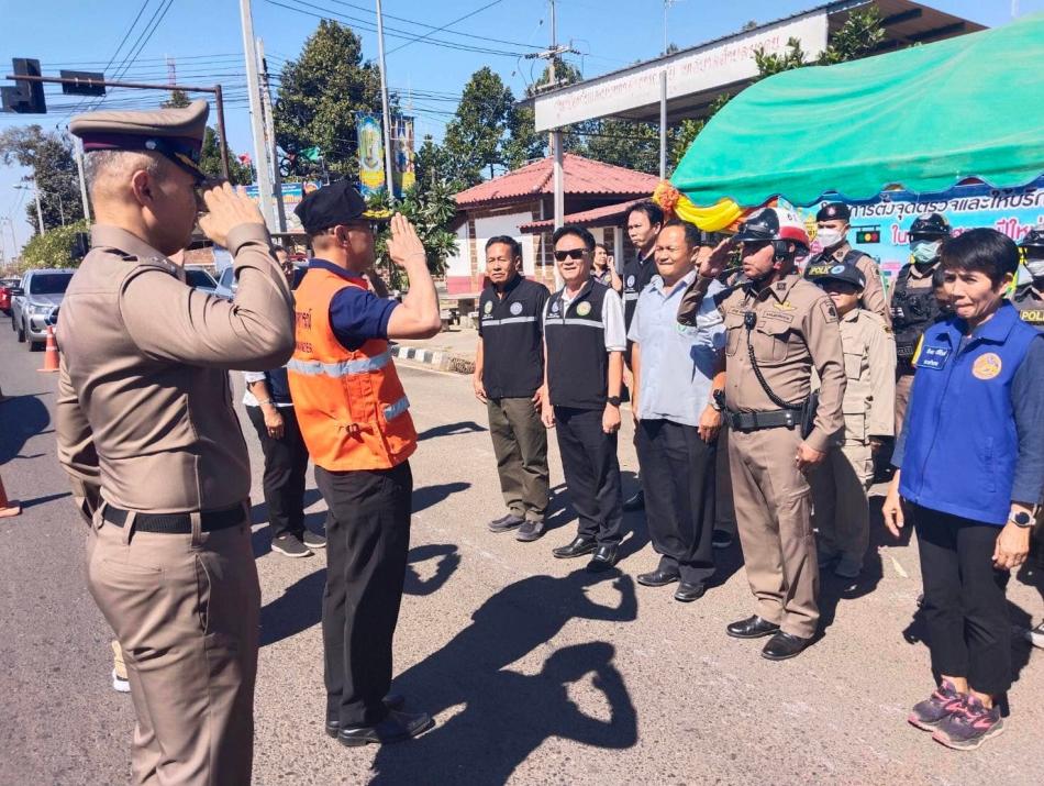 ลงพื้นที่ตรวจเยี่ยมจุดตรวจและให้บริการประชาชน ในช่วงเทศกาลปีใหม่ 2567 เพื่อป้องกันและลดอุบัติเหตุทางถนน 