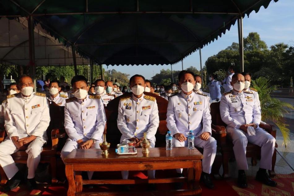 เข้าร่วมพิธีน้อมรำลึก วันพ่อแห่งชาติ และวันชาติ ๕ ธันวาคม ๒๕๖๔ ณ หอประชุมอำเภอนาดูน (16 ภาพ)