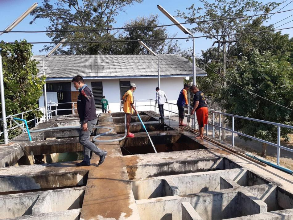 ได้ทำการ ตรวจระบบการผลิตน้ำประปา ในส่วนของถังเก็บน้ำใส และทำความสะอาดผนังถังเก็บน้ำใส (4 ภาพ)