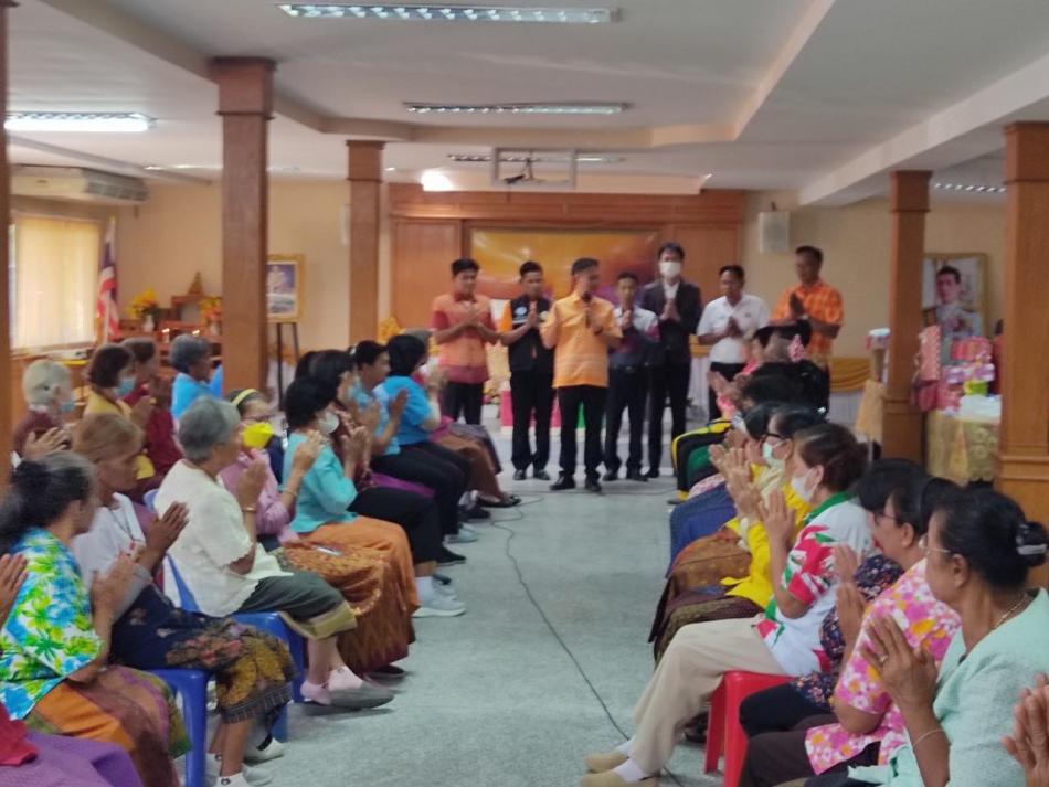 กิจกรรมจับฉลากของขวัญเนื่องในวันขึ้นปีใหม่ 2567 ของโรงเรียนผู้สูงอายุเทศบาลตำบลนาดูน